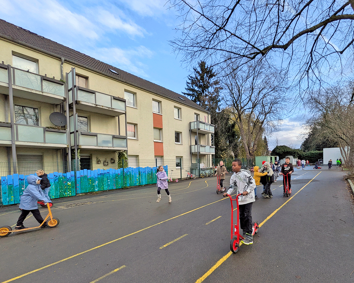 SchülerInnen mit Pausenspielzeug