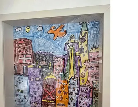 Bilder von Schüler:innen gemalt und gerahmt in Anlehnung an Kunstwerke des Künstlers James Rizzi