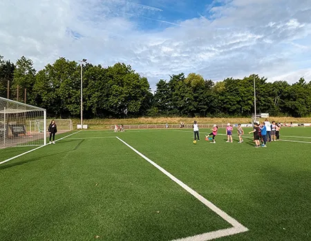 Kinder beim Torschießen