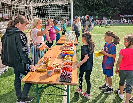 Erwachsene und Kinder am Erfrischungsstand