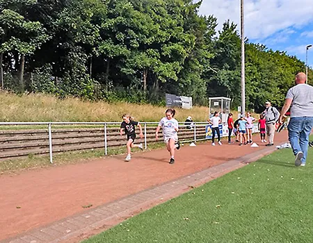 Kinder beim 50-m-Lauf