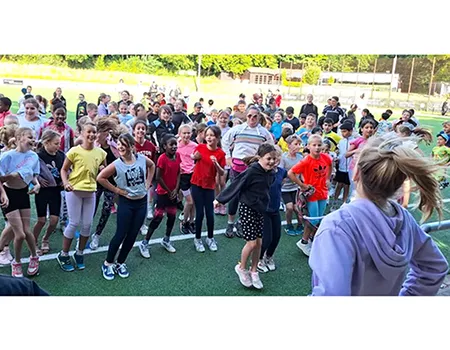 Schülerinnen und Schüler beim Start des Spendenlaufs