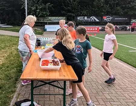 Kinder am Erfrischungsstand