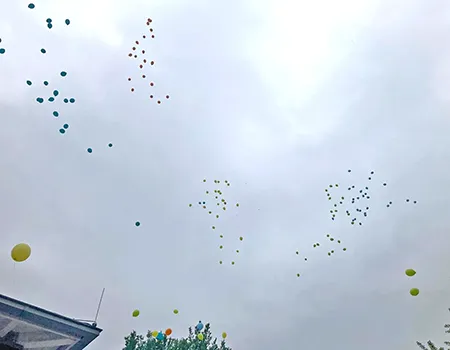 Luftballons steigen in den Himmel