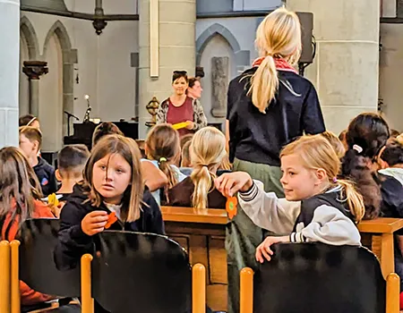 Schülerinnen kommunizieren innerhalb der Kirche