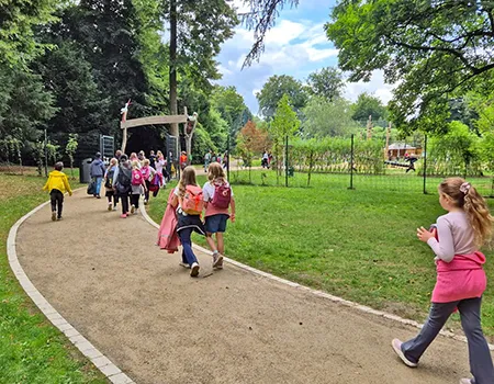 Kinder wandern in Richtung Storchenpark