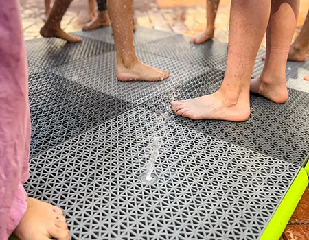 Kinderfüße auf der Wassermatte