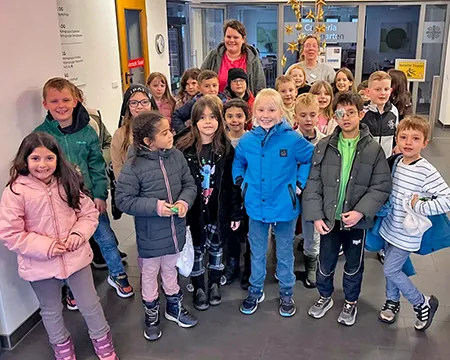 Kinder stehen im Flur