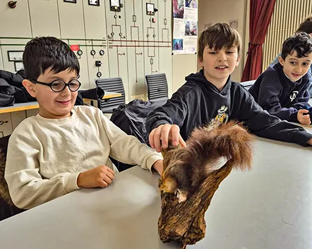 Zwei Kinder streicheln ein ausgestopftes Tier