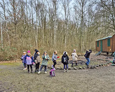Kinder spielen vor dem Forsthaus