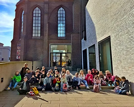 Klassenfoto vor dem Eingangsflügel des Musikforums