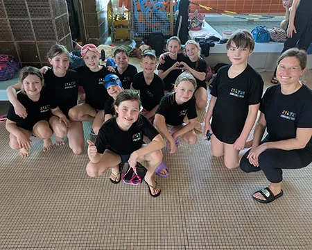 Kinder und Lehrerin im Teamfoto