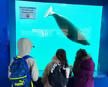 Kinder mit vorbeischwimmenden Fisch