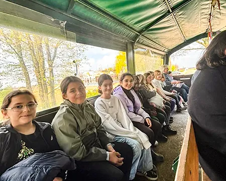 Kinder im Planwagen