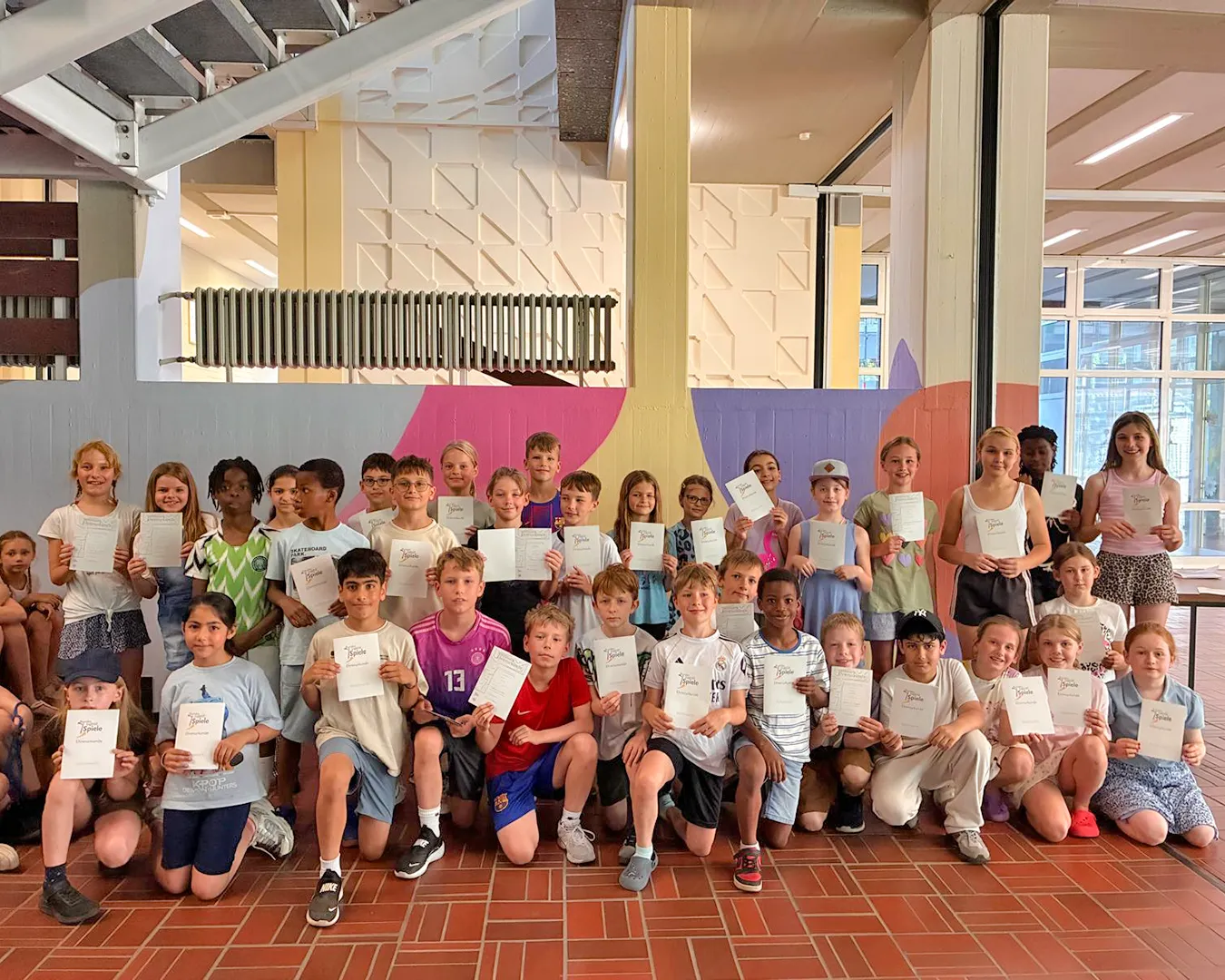 Gewinner des Lesewettbewerbs 2026 präsentieren sich in der Aula der Schule